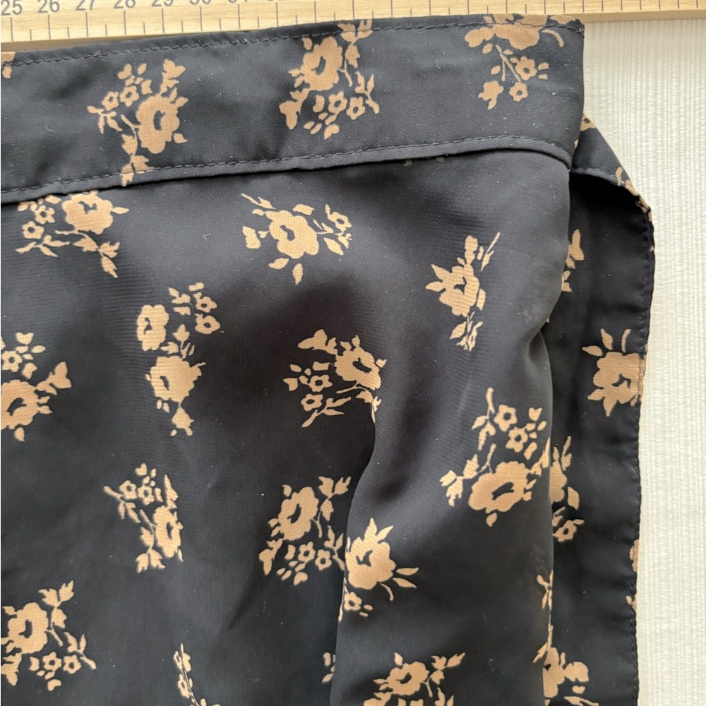 Hollister Mini Wrap Skirt Black and Cream Floral Pattern High Waist SZ L - Picture 5 of 13